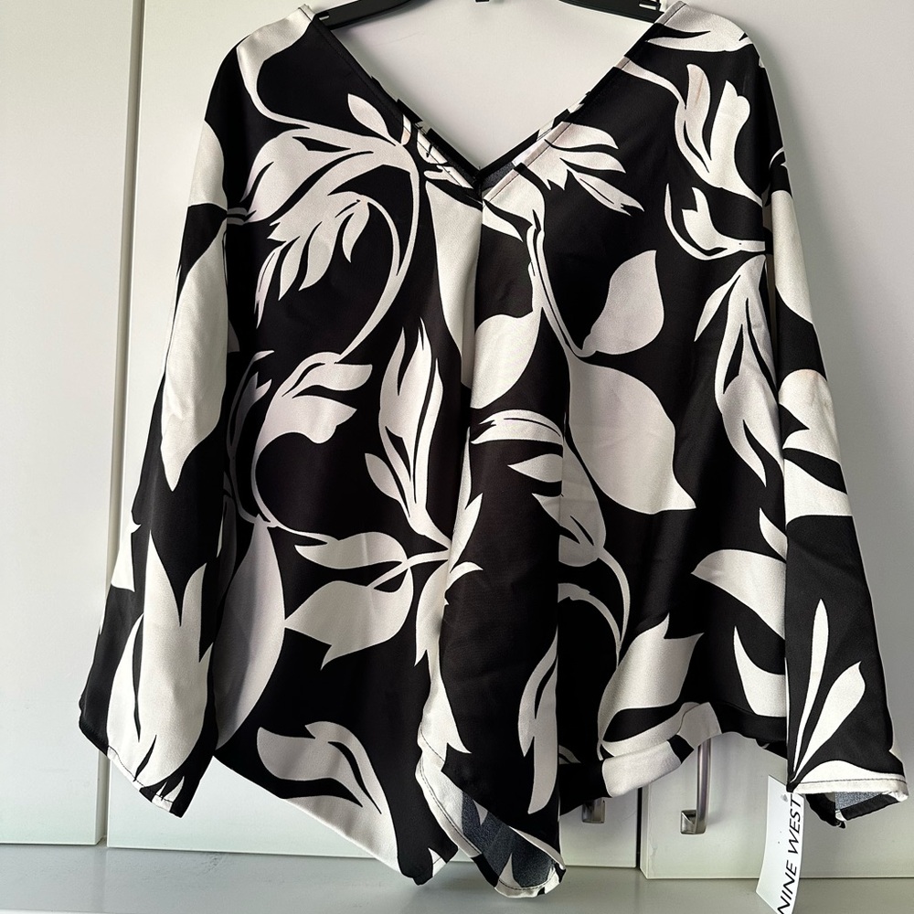 🖤🤍 Nine West Black White Asymmetrical Blouse XS V-Neck Flowy